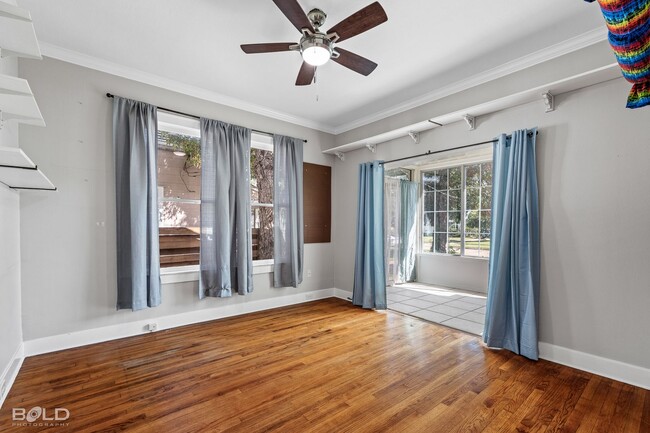 Building Photo - Check Out this 3 bed 2 bath!!