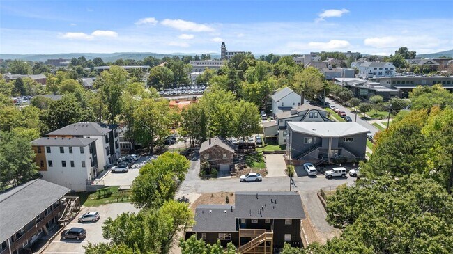 Building Photo - 828 W Caraway St