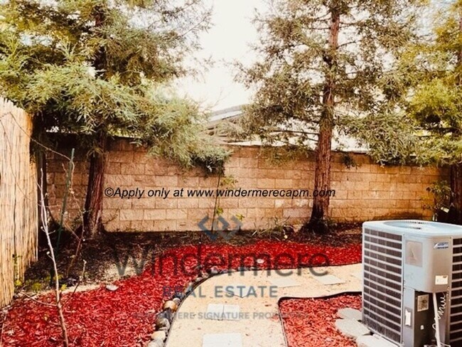 Building Photo - Spacious 3-bedroom with Updated Finishes and Prime Location!