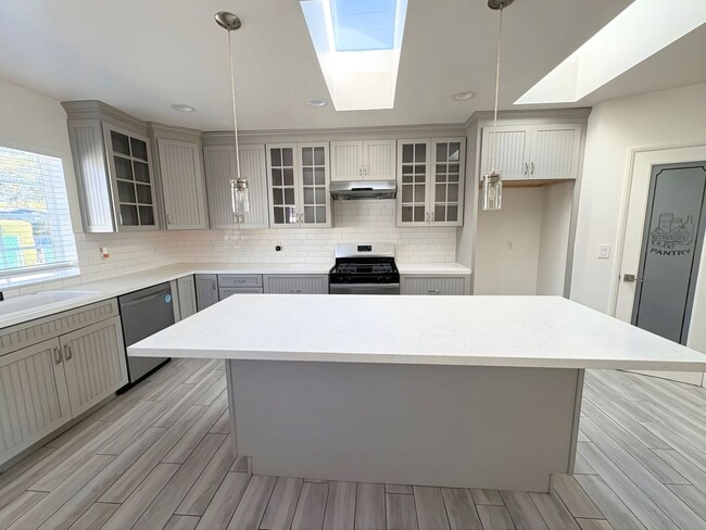 Building Photo - 587 E Arrow Hwy