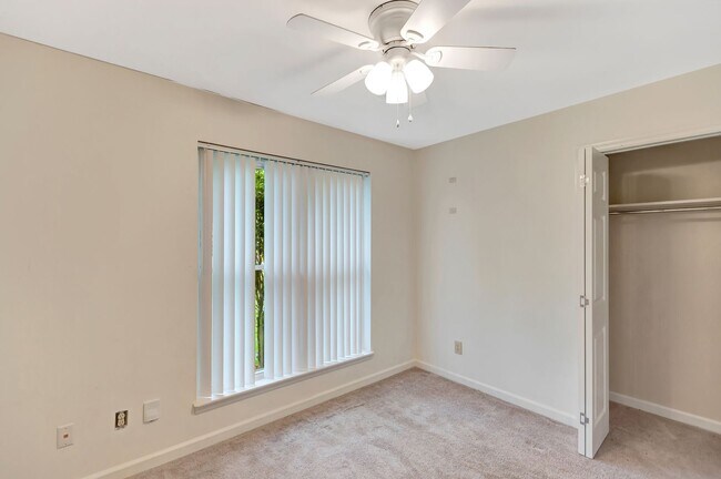 Building Photo - Charming Single-Story Home with Huge Backy...