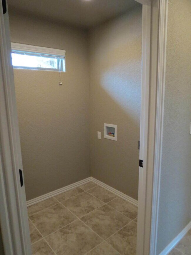 Building Photo - 3 Bedroom 2 bath in Prairie Grove! Corner ...