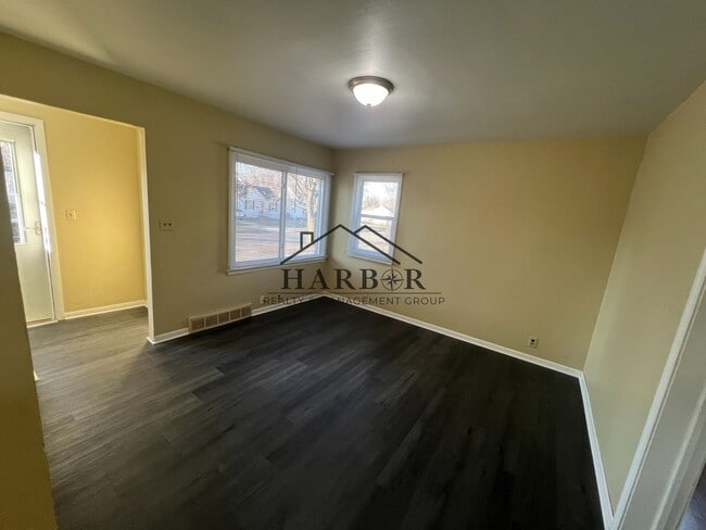 Building Photo - 804 12th Ave SW