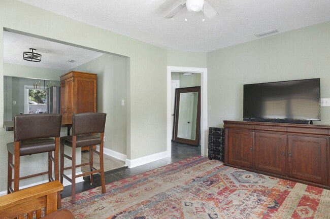 Building Photo - FLEXIBLE LEASE OPTIONS. CHARMING RENOVATED TWO BEDROOM TWO BATHROOM BUNGALOW JUST MINUTES TO DOWN...