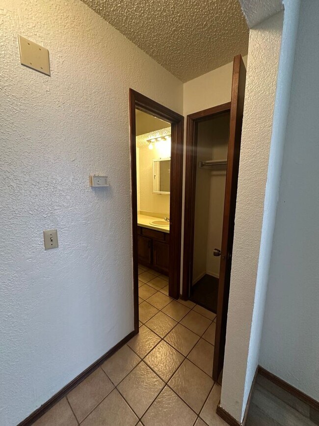 Building Photo - 2 Bedroom 1.5 Bath
