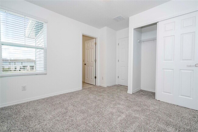 Building Photo - Elegant & Comfortable Home with Granite Kitchen in Prime St. Cloud Location