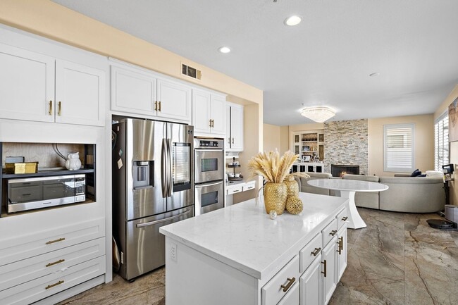 Building Photo - Stunning 4-Bedroom Home with Ocean and Catalina Island Views