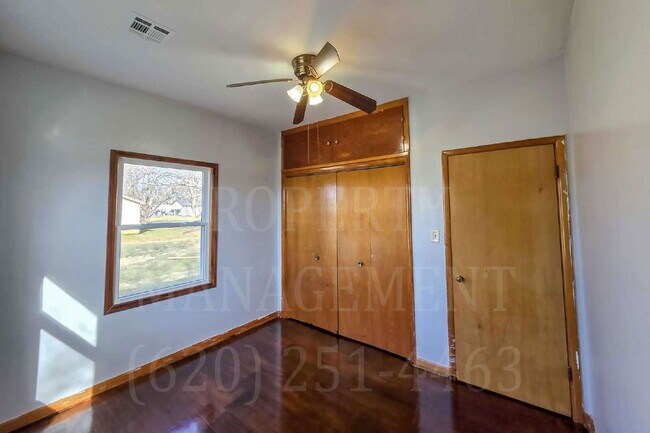 Building Photo - 3 Bedroom
