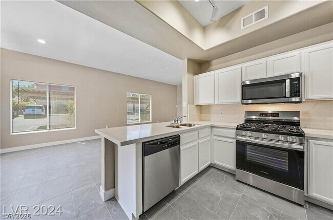 Building Photo - 2305 W Horizon Ridge Pkwy