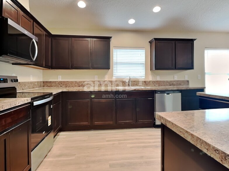 Building Photo - 563 Worcester Ct