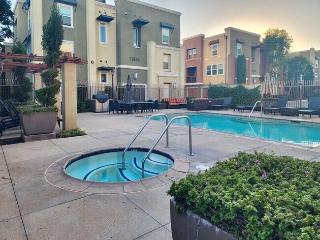 Building Photo - 12842 Palm St