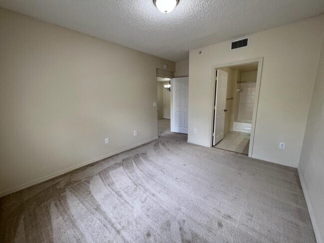 Building Photo - 5016 Lantana Rd
