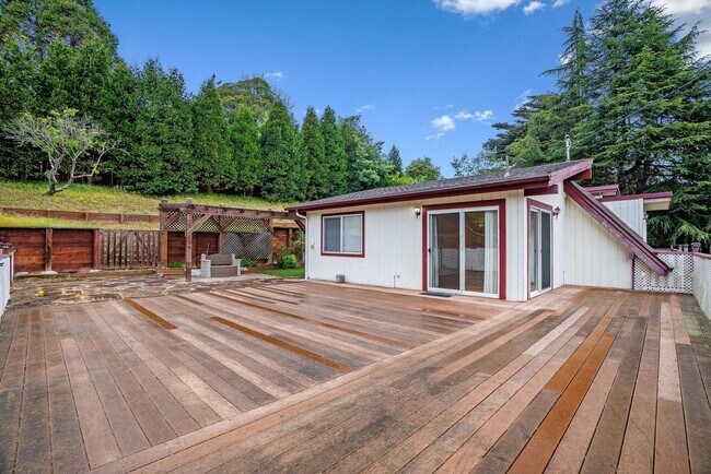 Building Photo - Sun-Filled 2BR/2BA Upper Home with Large Decks & Hardwood Floors in Aptos