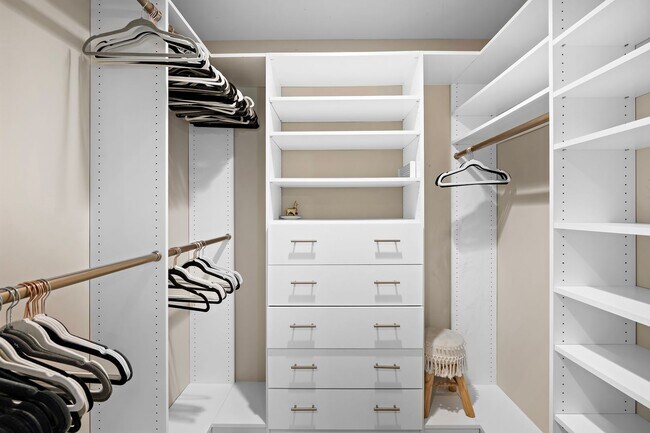 Building Photo - Beautifully Remodeled Rossmoor Home in a P...