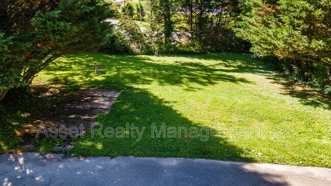 Building Photo - 708 Dutch Valley Drive Northeast - 1