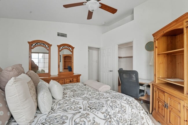 Building Photo - Welcome to this stunning 2-bedroom, 2-bath...