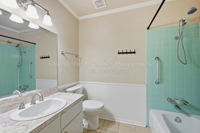 Building Photo - 302 Iowa St
