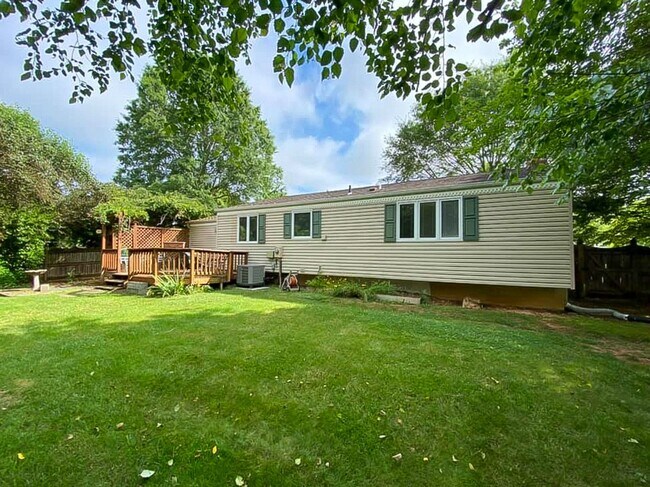Building Photo - Charming 2-Level, 3 Bed 2 Bath Home In Much Sought After Chalet Woods Location
