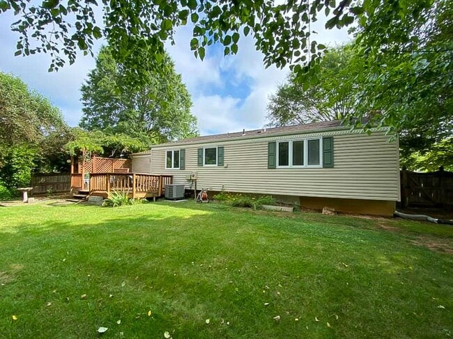 Building Photo - Charming 2-Level, 3 Bedroom 2 Bathroom Hom...