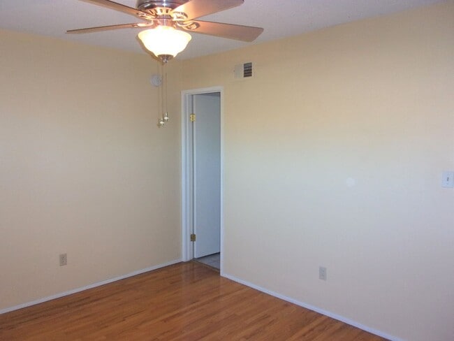 Building Photo - 4bedrm 2 1/2 bath house with yard & garage...