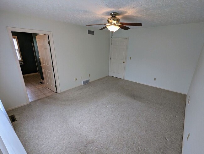 Building Photo - Spacious 3-Bedroom Ranch with Private Mast...