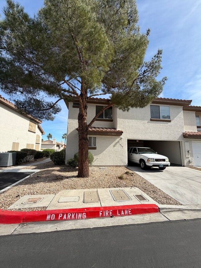 Building Photo - Corner lot townhome