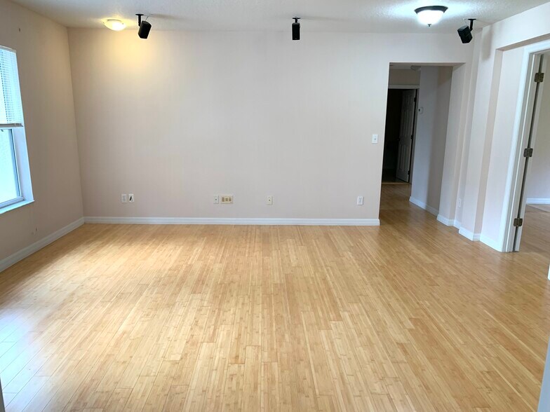 Building Photo - 963 N Jacks Lake Rd
