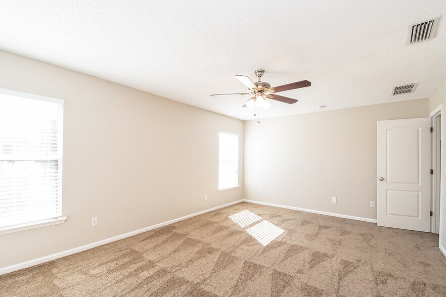 Building Photo - 14027 Crestwick Dr W