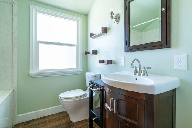 Building Photo - 10th Street