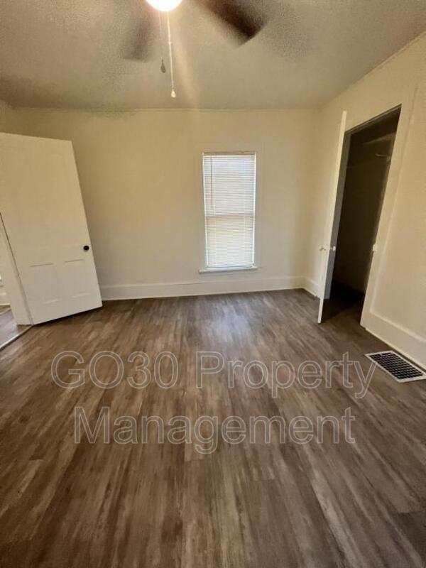 Building Photo - 403 Steel St