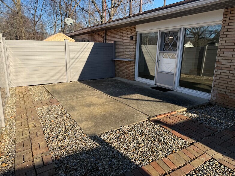 Building Photo - 757 Southeast Ave