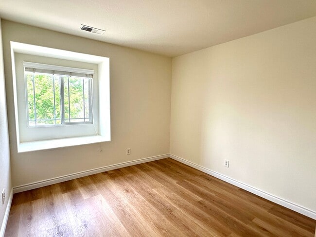 Building Photo - Spacious Family Oasis in the Heart of East...