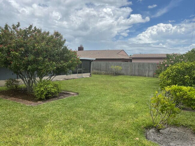 Building Photo - Charming 3-Bedroom Oasis with 2 Full Baths...