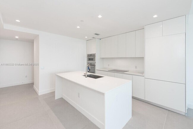 Building Photo - 700 NE 24th St