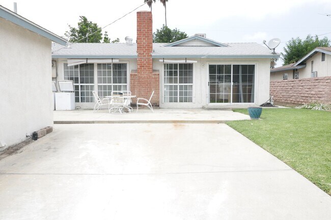 Building Photo - 4/Bedroom  Home for Lease in West Hills!