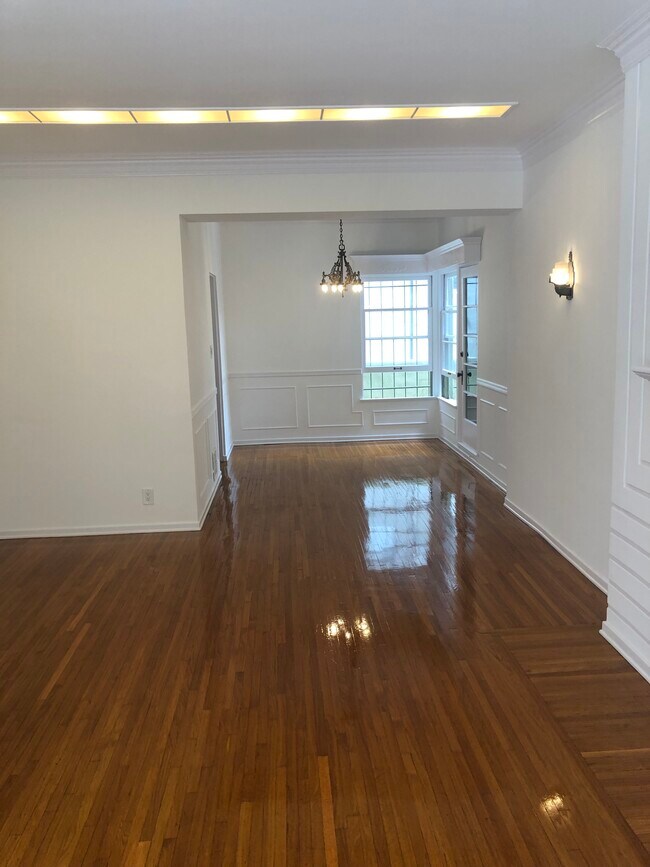 Building Photo - 520-522 N Rossmore Ave
