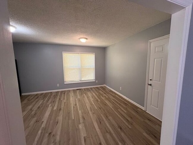 Building Photo - Recently Updated 3 Bedroom 1 Bath Home in ...