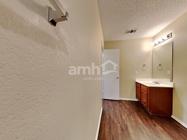 Building Photo - 115 Clover Leaf Ln