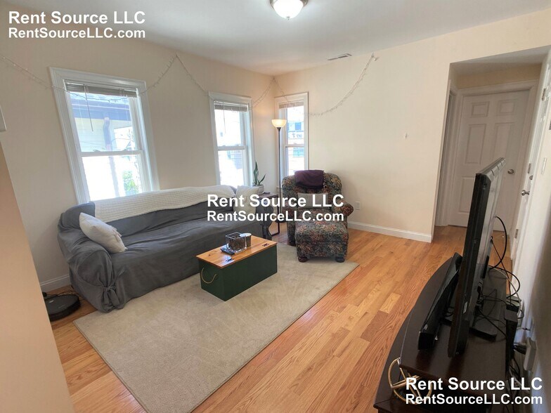 Building Photo - 537 Main St