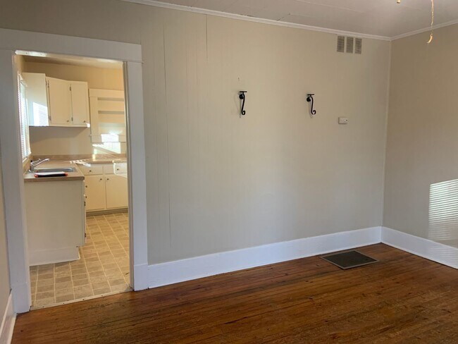 Building Photo - 1 BR apartment w/ hardwood floors and lawn...