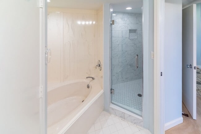 Building Photo - Annual Rental Available Now!!! Stunning 2BR/3BA 9th Floor Condo, Turnkey, Furnished