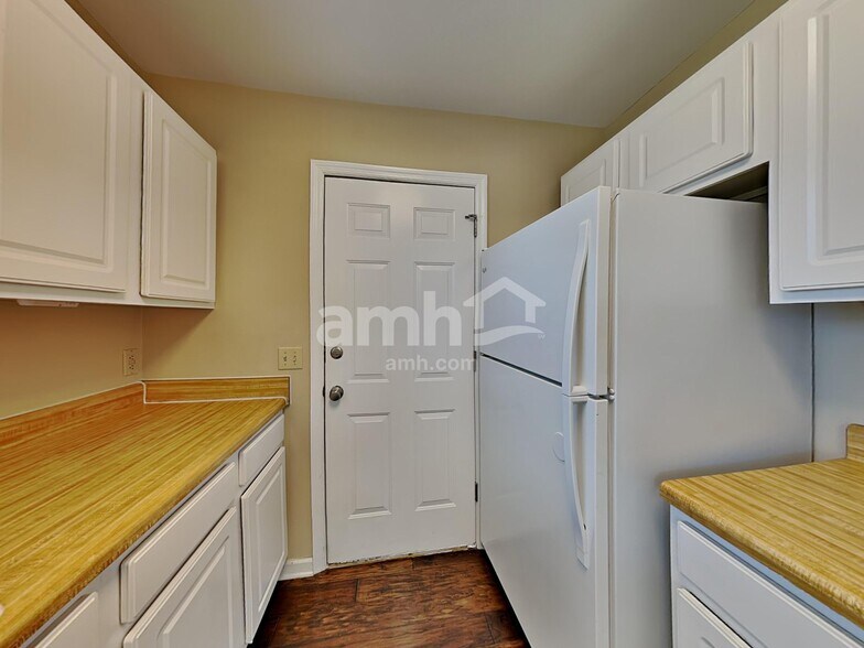 Building Photo - 104 Sunset Dr