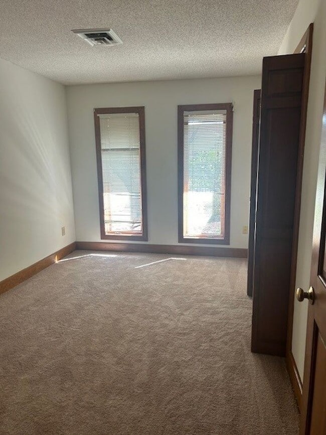 Building Photo - 2 Bedroom 2 Bath town home