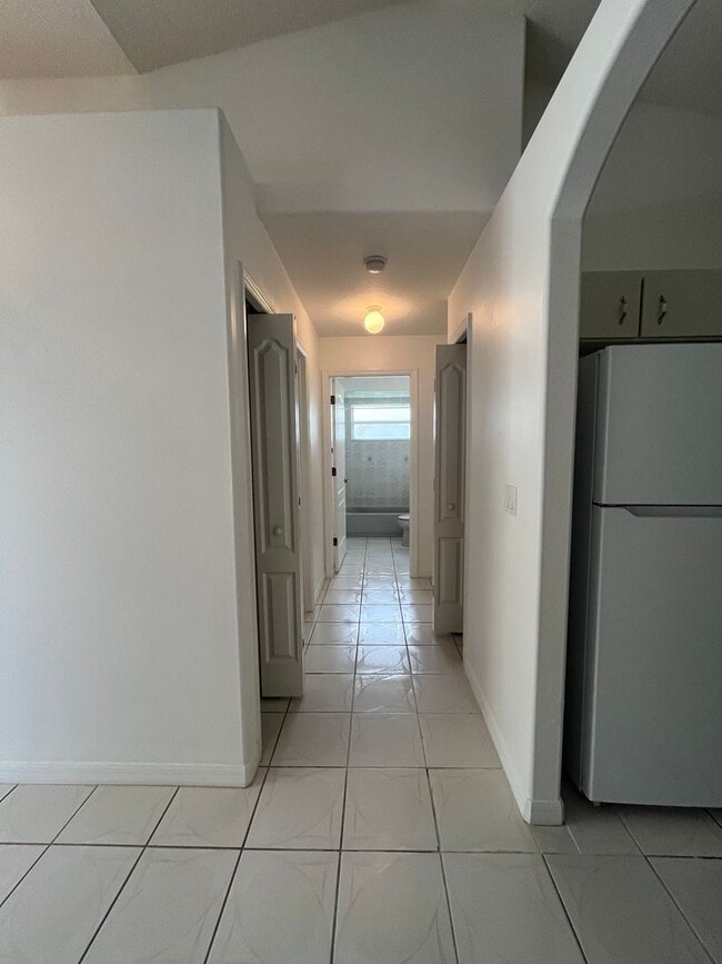 Building Photo - Single family Home with Florida room!