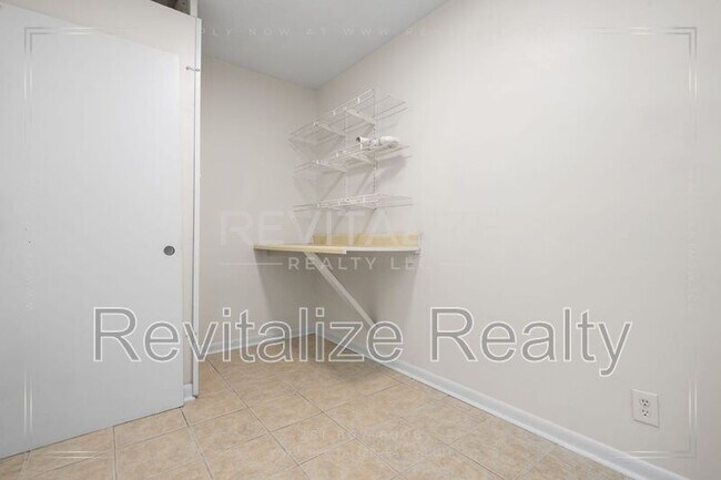 Building Photo - 2531 W David Dr