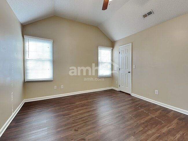 Building Photo - 537 Hanska Way