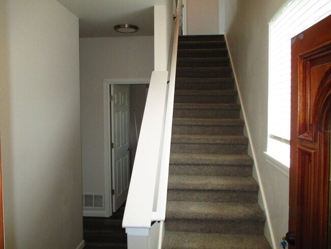 Building Photo - Becker-330/332