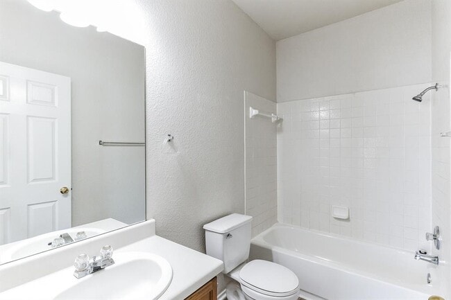 Building Photo - 1107 E 3rd St