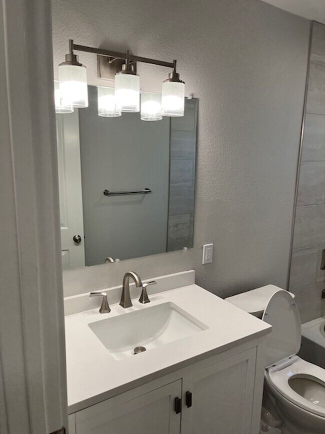 Building Photo - Nice remodeled studio in prime location