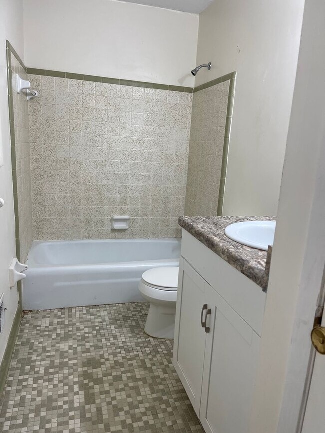 Building Photo - 1 Bedroom, 1 Bath Duplex Apartment on the Eastside! Available now!